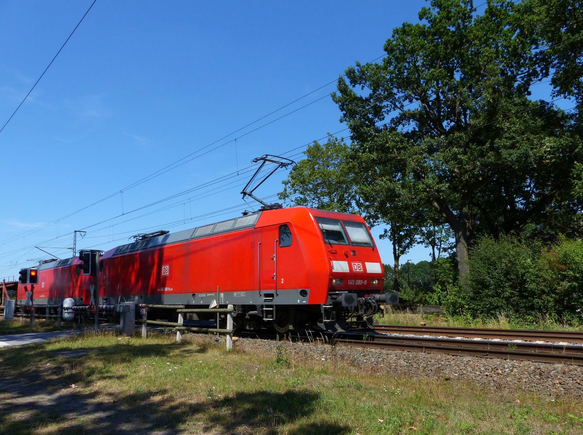 DB Cargo Lokomotive 145 080-8 mit Schwesterlok Bahnbergang Devesstrae, Salzbergen 23-07-2019.

DB Cargo locomotief 145 080-8 met zusterloc overweg Devesstrae, Salzbergen 23-07-2019.
