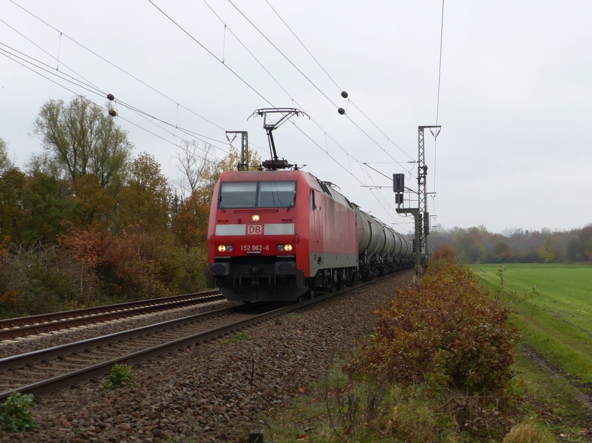 DB Cargo Lokomotive 152 062-6 mit Güterzug nach Salzbergen. Devesstraße, Salzbergen 21-11-2019.

DB Cargo locomotief 152 062-6 met ketelwagentrein naar Salzbergen. Devesstraße, Salzbergen 21-11-2019.