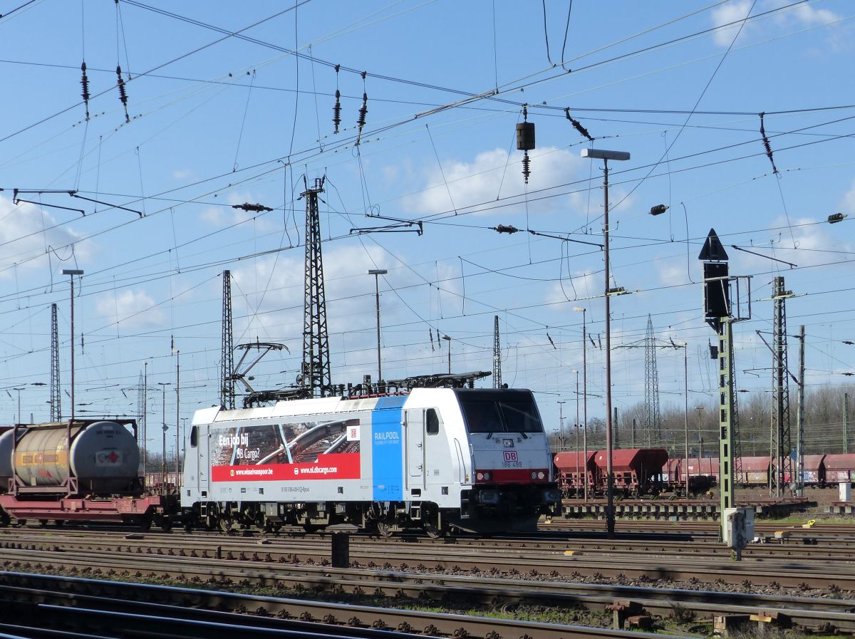 DB Cargo Lokomotive 186 499-0 (91 80 6186 499-0 D-RAILPOOL) Güterbahnhof Oberhausen West 12-03-2020.

DB Cargo locomotief 186 499-0 (91 80 6186 499-0 D-RAILPOOL) goederenstation Oberhausen West 12-03-2020.