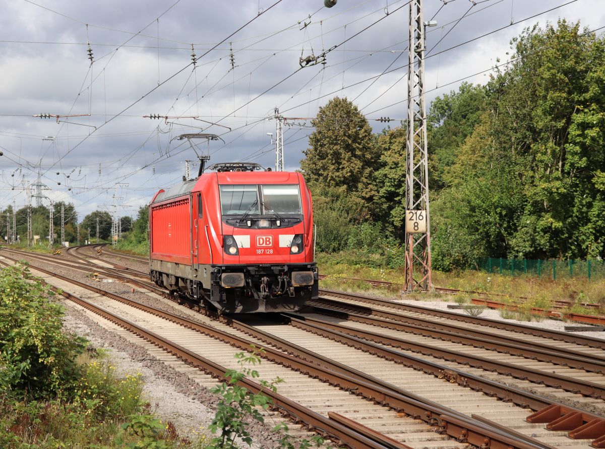 DB Cargo Lokomotive 187 028-4 ( 91 80 6187 128-4 D-DB) station Salzbergen 16-09-2021.

DB Cargo locomotief 187 028-4 ( 91 80 6187 128-4 D-DB) station Salzbergen 16-09-2021.