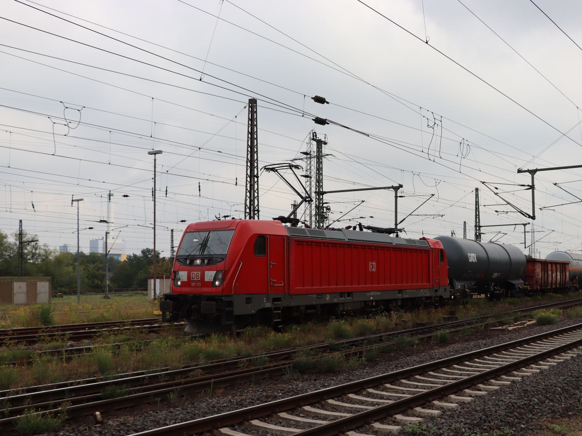 DB Cargo Lokomotive 187 121-9 Güterbahnhof Oberhausen West 18-08-2022.

DB Cargo locomotief 187 121-9 goederenstation Oberhausen West 18-08-2022.