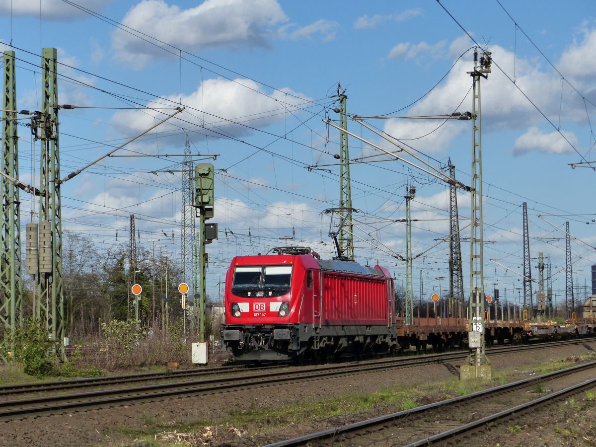 DB Cargo Lokomotive 187 157-3 (NVR 91 80 6187 157-3 D-DB) Gterbahnhof Oberhausen West 12-03-2020.

DB Cargo locomotief 187 157-3 (NVR 91 80 6187 157-3 D-DB) goederenstation Oberhausen West 12-03-2020.