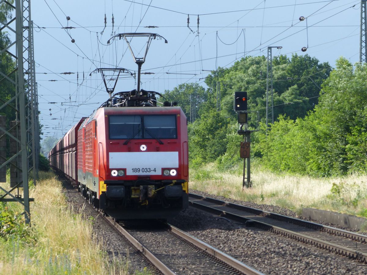 DB Cargo Lokomotive 189 033-4 Durchfahrt Gleis 1 Bahnhof Empel-Rees 18-06-2021.

DB Cargo locomotief 189 033-4 doorkomst spoor 1 station Empel-Rees 18-06-2021.