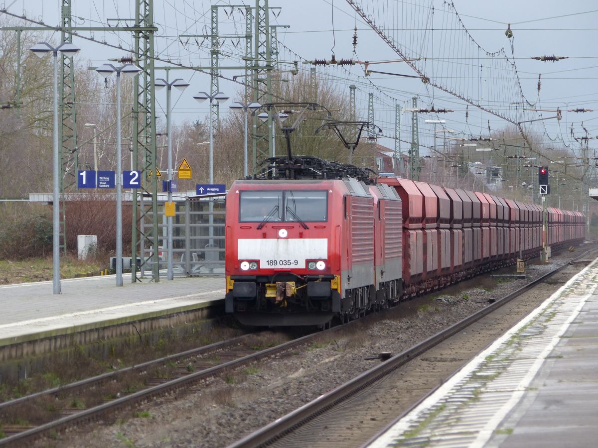 DB Cargo Lokomotive 189 035-9 mit Schwesterlok Gleis 2 Emmerich am Rhein 12-03-2020.

DB Cargo locomotief 189 035-9 met zusterloc spoor 2 Emmerich am Rhein 12-03-2020.