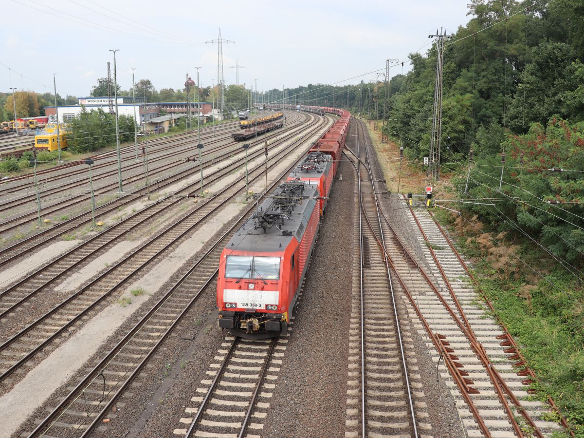 DB Cargo Lokomotive 189 038-3 mit Schwesterlok. Duisburg Entenfang. Am Entenfang Mülheim an der Ruhr 18-08-2022.

DB Cargo elektrische locomotief 189 038-3 met zusterloc voor een ertstrein. Duisburg Entenfang 18-08-2022.