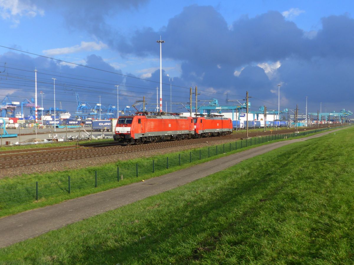 DB Cargo Lokomotive 189 051-6 und 189 081-3 Vondelingenweg, Vondelingenplaat Rotterdam 23-10-2020.

DB Cargo locomotief 189 051-6 en 189 081-3 Vondelingenweg, Vondelingenplaat Rotterdam 23-10-2020.
