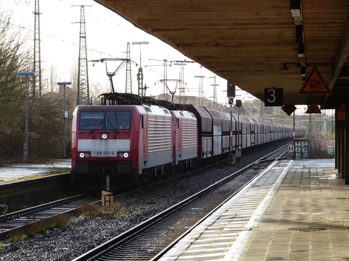 DB Cargo Lokomotive 189 051-6 met zusterlok Gleis 2 Emmerich am Rhein 12-03-2020.

DB Cargo locomotief 189 051-6 met zusterloc spoor 2 Emmerich am Rhein 12-03-2020.