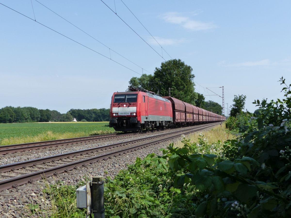DB Cargo Lokomotive 189 051-6 bei Bahnübergang Wasserstrasse, Hamminkeln 18-06-2021.

DB Cargo locomotief 189 051-6 bij overweg Wasserstrasse, Hamminkeln 18-06-2021.