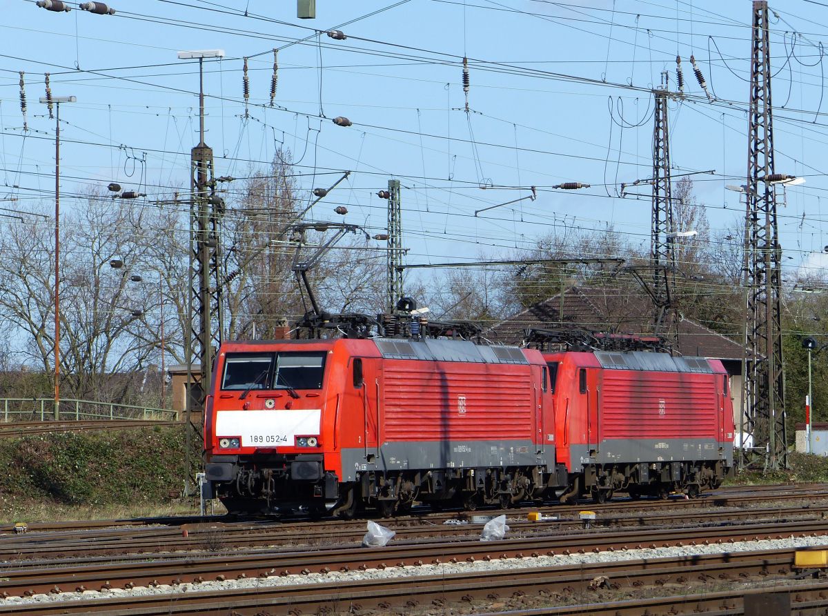 DB Cargo Lokomotive 189 052-4 mit Schwesterlok Gterbahnhof Oberhausen West 12-03-2020.

DB Cargo locomotief 189 052-4 met zusterlocomotief goederenstation Oberhausen West 12-03-2020.