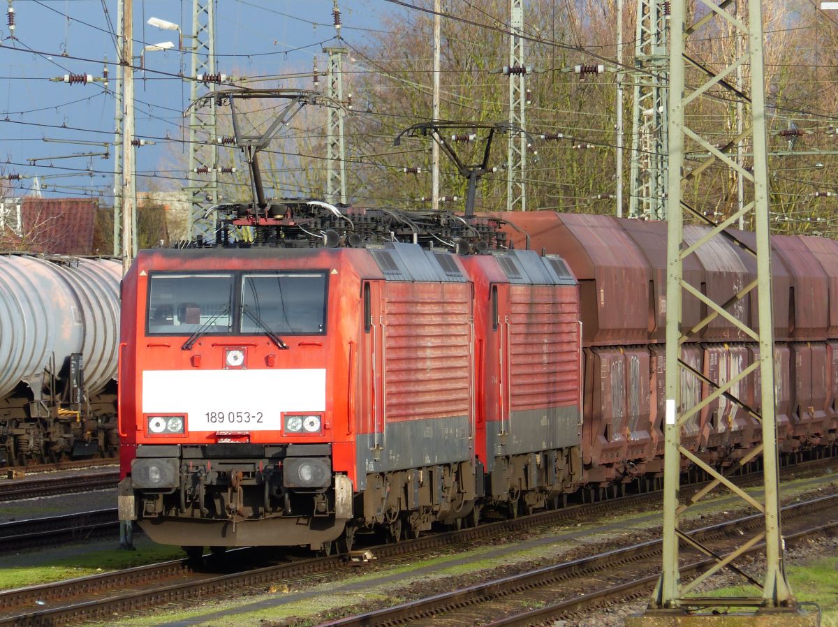 DB Cargo Lokomotive 189 053-2 mit Schwesterlok Emmerich am Rhein 12-03-2020.

DB Cargo locomotief 189 053-2 met zusterlocomotief Emmerich am Rhein 12-03-2020.