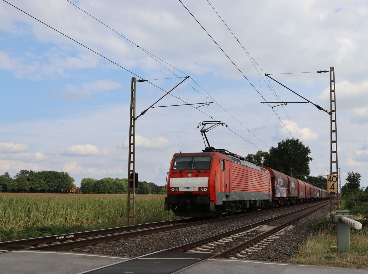 DB Cargo Lokomotive 189 053-2 bei Bahnübergang Wasserstrasse, Hamminkeln 18-08-2022.

DB Cargo locomotief 189 053-2 bij overweg Wasserstrasse, Hamminkeln 18-08-2022.