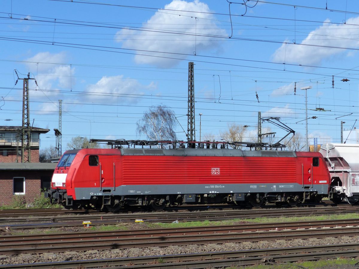 DB Cargo Lokomotive 189 054-0 Güterbahnhof Oberhausen West 12-03-2020.

DB Cargo locomotief 189 054-0 goederenstation Oberhausen West 12-03-2020.