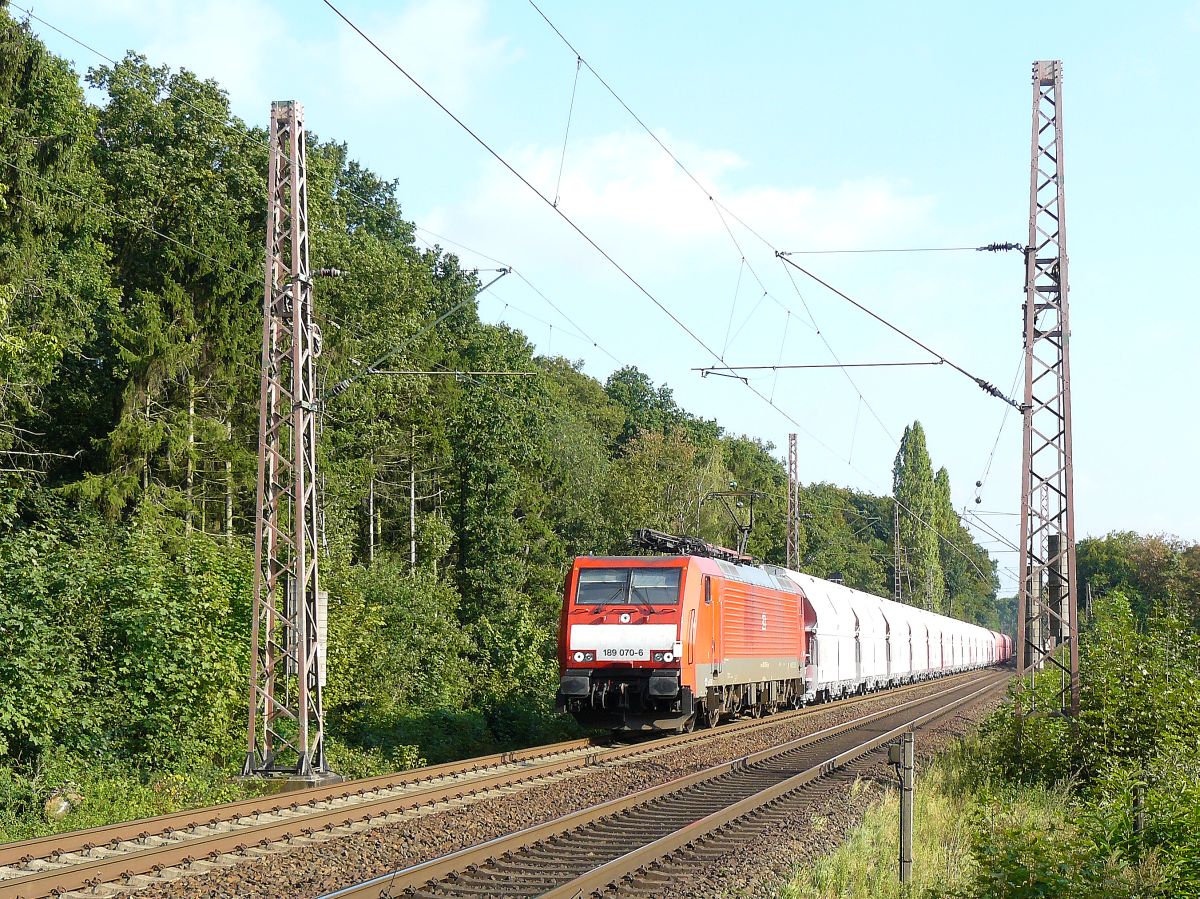 DB Cargo Lokomotive 189 070-6 am Bahnübergang Sonsfeld, Haldern 12-09-2014



DB Cargo locomotief 189 070-6 bij overweg Sonsfeld, Haldern 12-09-2014.