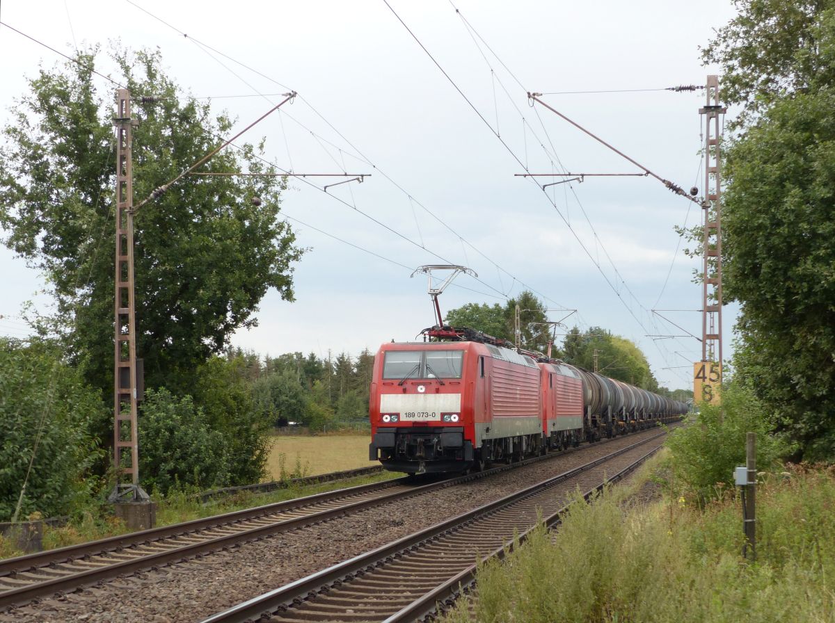 DB Cargo Lokomotive 189 073-0 mit Schwesterlok Alte Heerstrae, Rees 21-08-2020.

DB Cargo locomotief 189 073-0 met zusterloc Alte Heerstrae, Rees 21-08-2020.