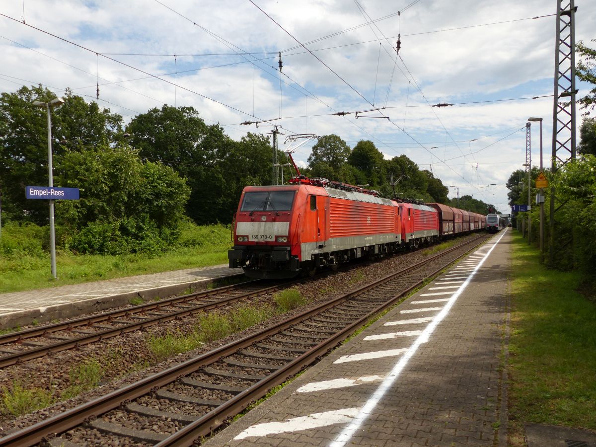 DB Cargo Lokomotive 189 073-0 mit Schwesterlok Gleis 2 Bahnhof Empel-Rees 30-07-2022.

DB Cargo locomotief 189 073-0 met zusterloc spoor 2 station Empel-Rees 30-07-2022.