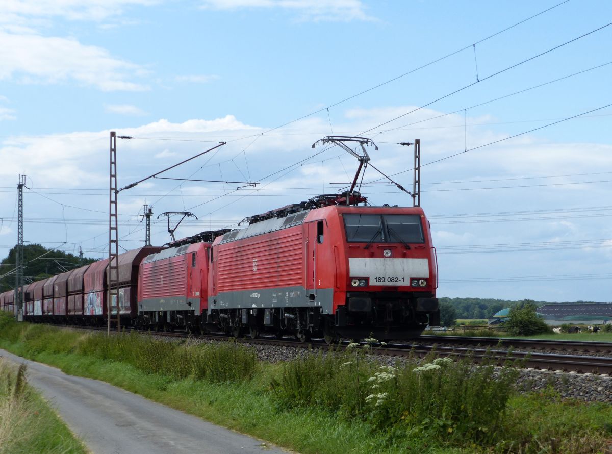 DB Cargo Lokomotive 189 082-1 mit Schwesterlok. Wasserstrasse, Hamminkeln 30-07-2021.

DB Cargo locomotief 189 082-1 met zusterloc. Wasserstrasse, Hamminkeln 30-07-2021.
