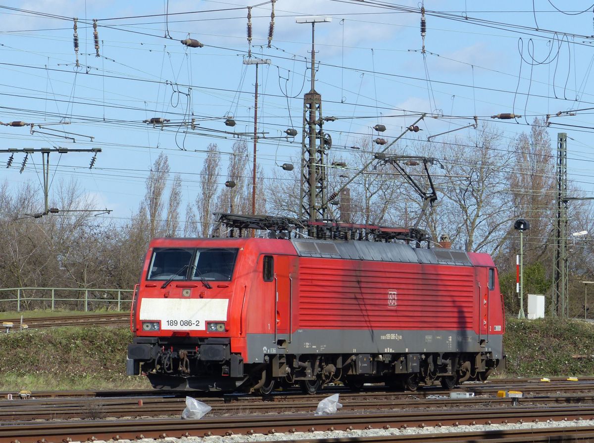 DB Cargo Lokomotive 189 086-2 Oberhausen West 12-03-2020.

DB Cargo locomotief 189 086-2 Oberhausen West 12-03-2020.