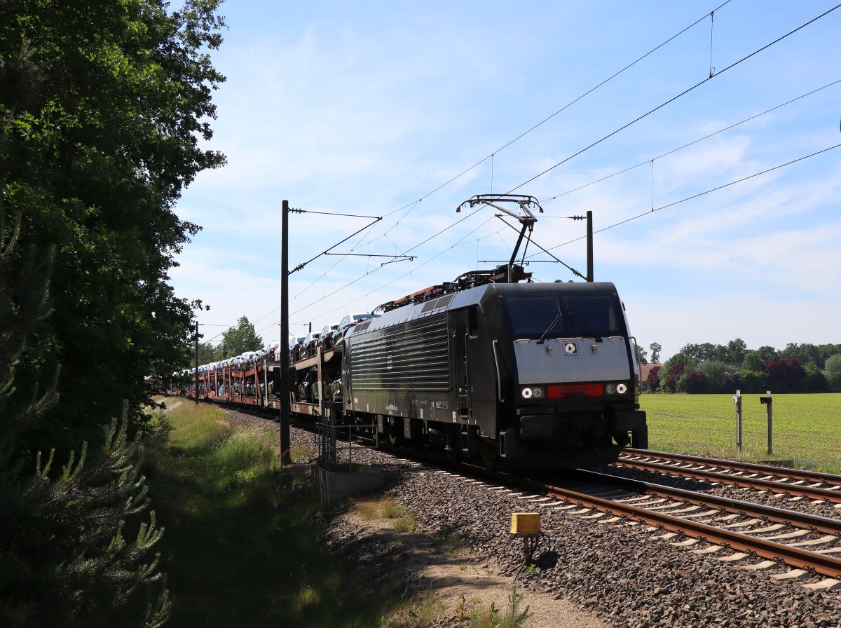 DB Cargo Lokomotive 189 099-5 (91 80 6189 099-5 D-DB) Bahnübergang Bernte, Emsbüren 03-06-2022.

DB Cargo locomotief 189 099-5 (91 80 6189 099-5 D-DB) overweg Bernte, Emsbüren 03-06-2022.