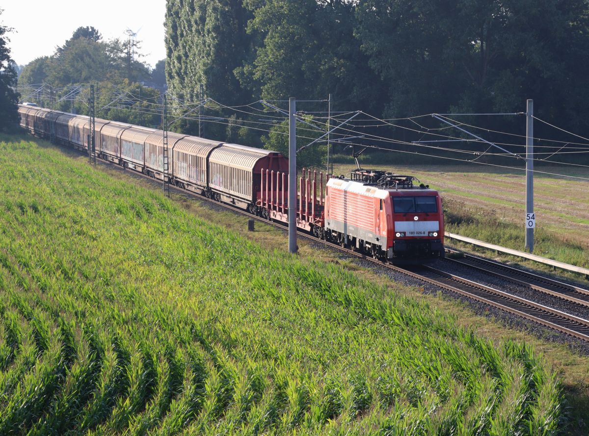 DB Cargo Lokomotive 189 26-8 Baumannstrasse, Praest bei Emmerich am Rhein  02-09-2021.


DB Cargo locomotief 189 26-8 Baumannstrasse, Praest bij Emmerich 02-09-2021.
