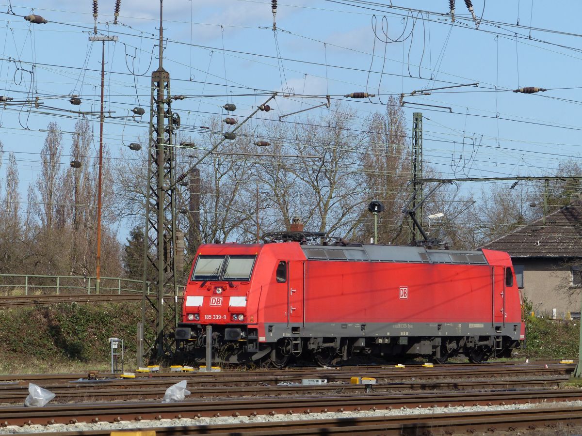 DB Cargo Lokomtive 185 339-9 Gterbahnhof Oberhausen West 12-03-2020.

DB Cargo locomotief 185 339-9 goederenstaion Oberhausen West 12-03-2020.