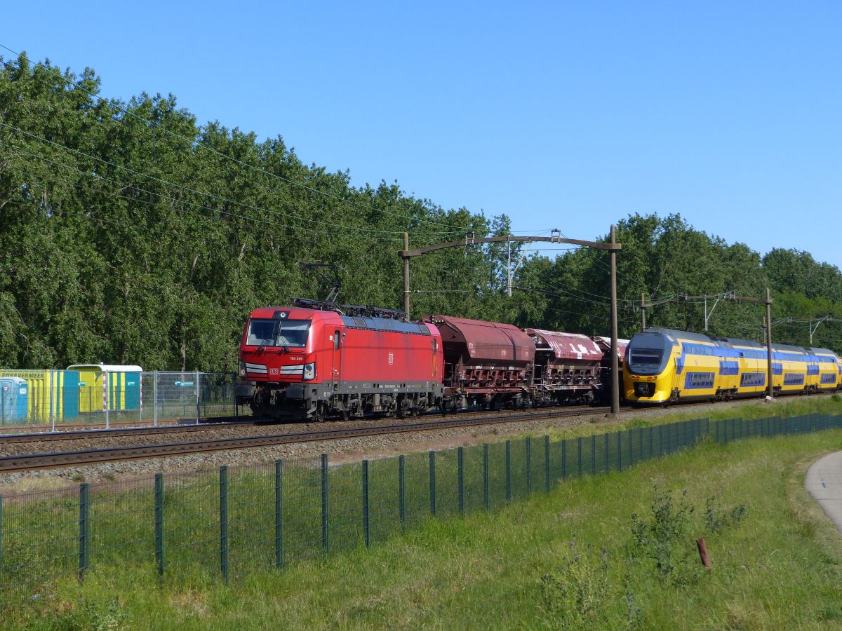 DB Cargo Vectron Lokomotive 193 305-0 (91 80 6193 305-0 D-DB) Polder Oudendijk, Willemsdorp 15-05-2020.

DB Cargo Vectron locomotief 193 305-0 (91 80 6193 305-0 D-DB) Polder Oudendijk, Willemsdorp 15-05-2020.