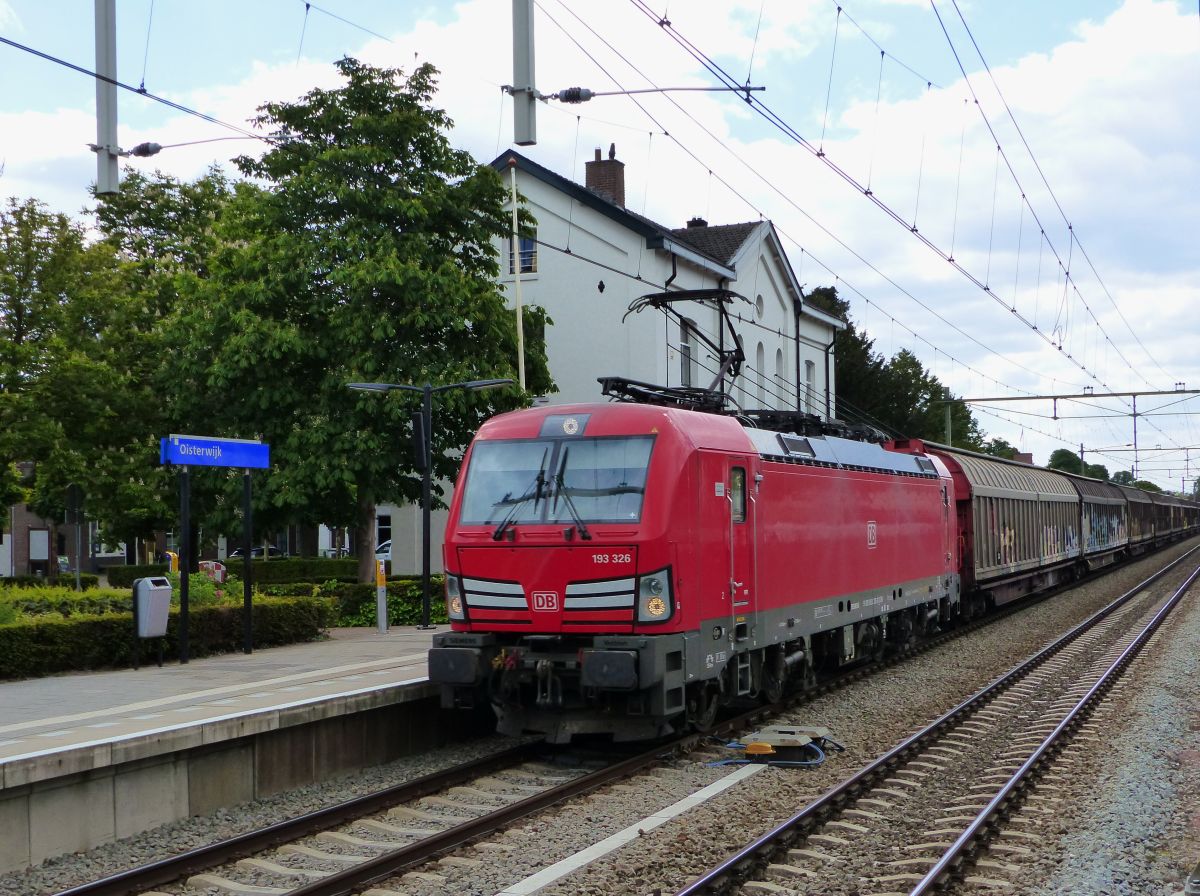 DB Cargo Vectron Lokomotive 193 326-6 (91 80 6193 326-6 D-DB) Gleis 1 Oisterwijk 15-05-2020.

DB Cargo Vectron locomotief 193 326-6 (91 80 6193 326-6 D-DB) doorkomst spoor 1 Oisterwijk 15-05-2020.
