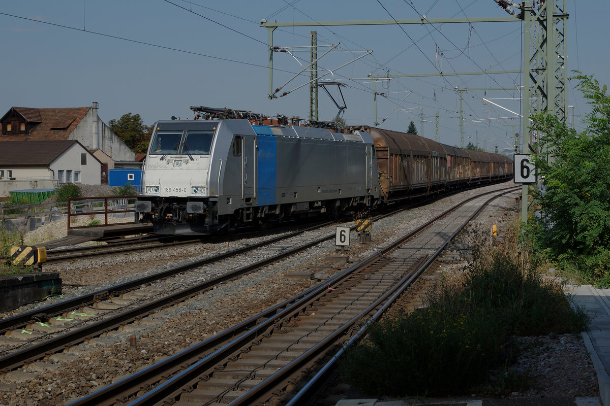 DB: Durch den Ausbau des Bahnhofs Haltingen auf vier Geleise bleibt kein Stein mehr auf dem andern. Das historische Bahnhofsgebäude, der alte Güterschuppen, die Brücken sowie die Dikrektverbindung zum Güterbahnhof fallen dem Umbau zum Opfer. Diverse Änderungen gibt es in Zukunft auch bei den Rollmaterialeinsätzen. Die Züge Basel-HB - Hamburg mit BR 101 und moderisierten Bpm 51-Wagen fallen weg und auch die  fotogenen N-Wagen-Züge  mit BR 111 sollen durch modernere Kompositionen ersetzt werden. Eventuell fahren auch schon bald die neuen ICE IV anstelle von den alten ICE I in die Schweiz. Dieser Güterzug hat soeben die Weiche zur Direktverbindung befahren. Die Bildserie vom 9. September 2016 dokumentiert noch einmal den Ist-Zustand, bevor die Bagger auffahren werden.
Foto: Walter Ruetsch  