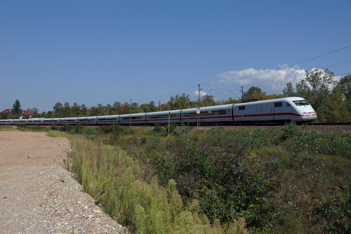 DB: Durch den Ausbau des Bahnhofs Haltingen auf vier Geleise bleibt kein Stein mehr auf dem andern. Das historische Bahnhofsgebäude, der alte Güterschuppen, die Brücken sowie die Dikrektverbindung zum Güterbahnhof fallen dem Umbau zum Opfer. Diverse Änderungen gibt es in Zukunft auch bei den Rollmaterialeinsätzen. Die Züge Basel-HB - Hamburg mit BR 101 und moderisierten Bpm 51-Wagen fallen weg und auch die  fotogenen N-Wagen-Züge  mit BR 111 sollen durch modernere Kompositionen ersetzt werden. Eventuell fahren auch schon bald die neuen ICE IV anstelle von den alten ICE I in die Schweiz. Die Bildserie vom 9. September 2016 dokumentiert noch einmal den Ist-Zustand, bevor die Bagger auffahren werden.
Foto: Walter Ruetsch  