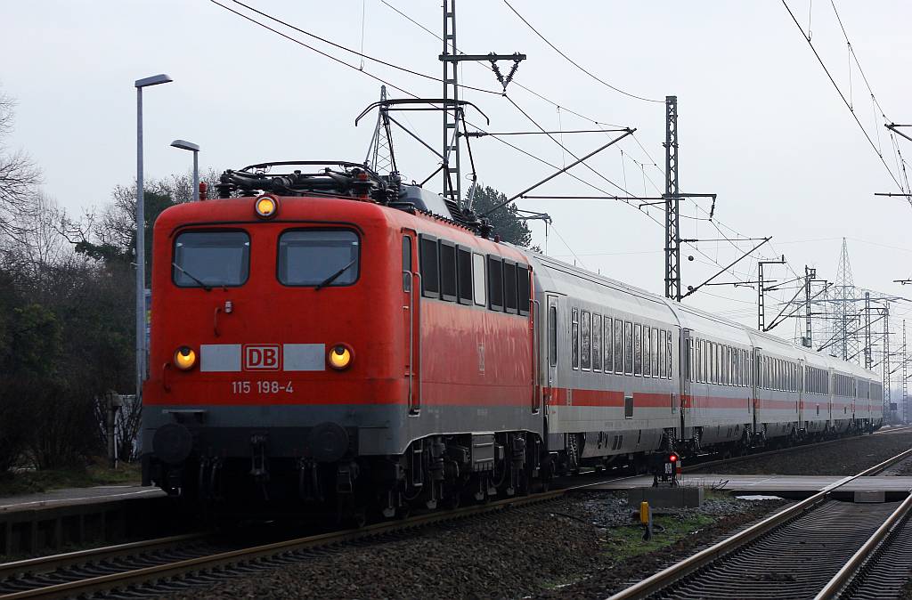 DB E 10 198/ 115 198-4 mit LPF 77644 bei der Durchfahrt in Jübek. 24.01.2016