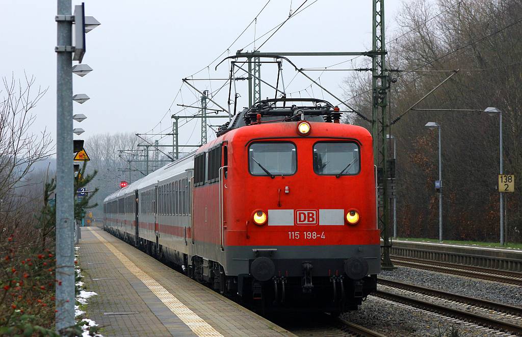 DB E 10 198/6115 198-4 mit dem IC 2197 von Flensburg nach Köln hier bei der Abfahrt in Schleswig festgehalten. 24.01.2016