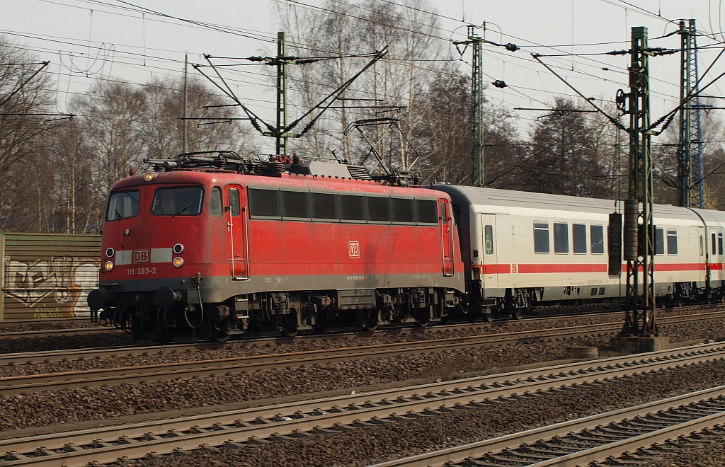 DB E 10 383/115 383-2 mit Ersatz-IC kurz vor dem Halt in HH-Harburg. 30.03.2011