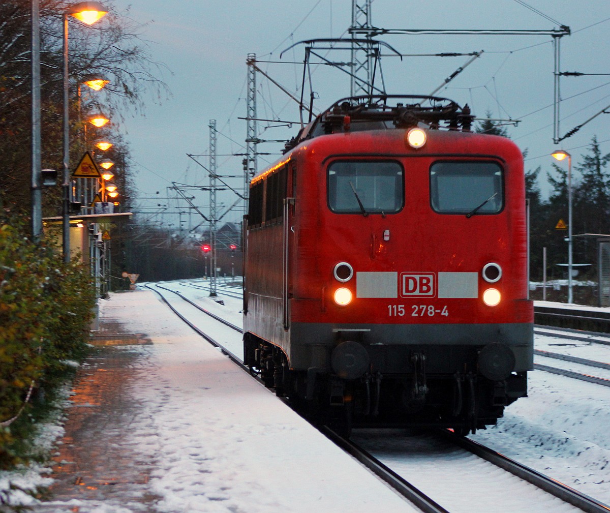 DB E10 198/ 115 198-4 auf dem Weg nach Flensburg. Schleswig 22.11.15