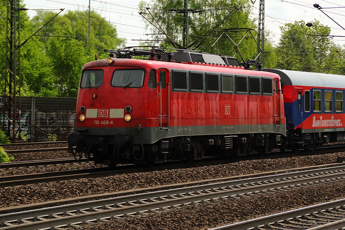 DB E10 469/6110 469-4 als Zuglok eines BTE Sonderzuges aus Hagen hier festgehalten whrend der Durchfahrt in Hamburg-Harburg. 05.05.2012