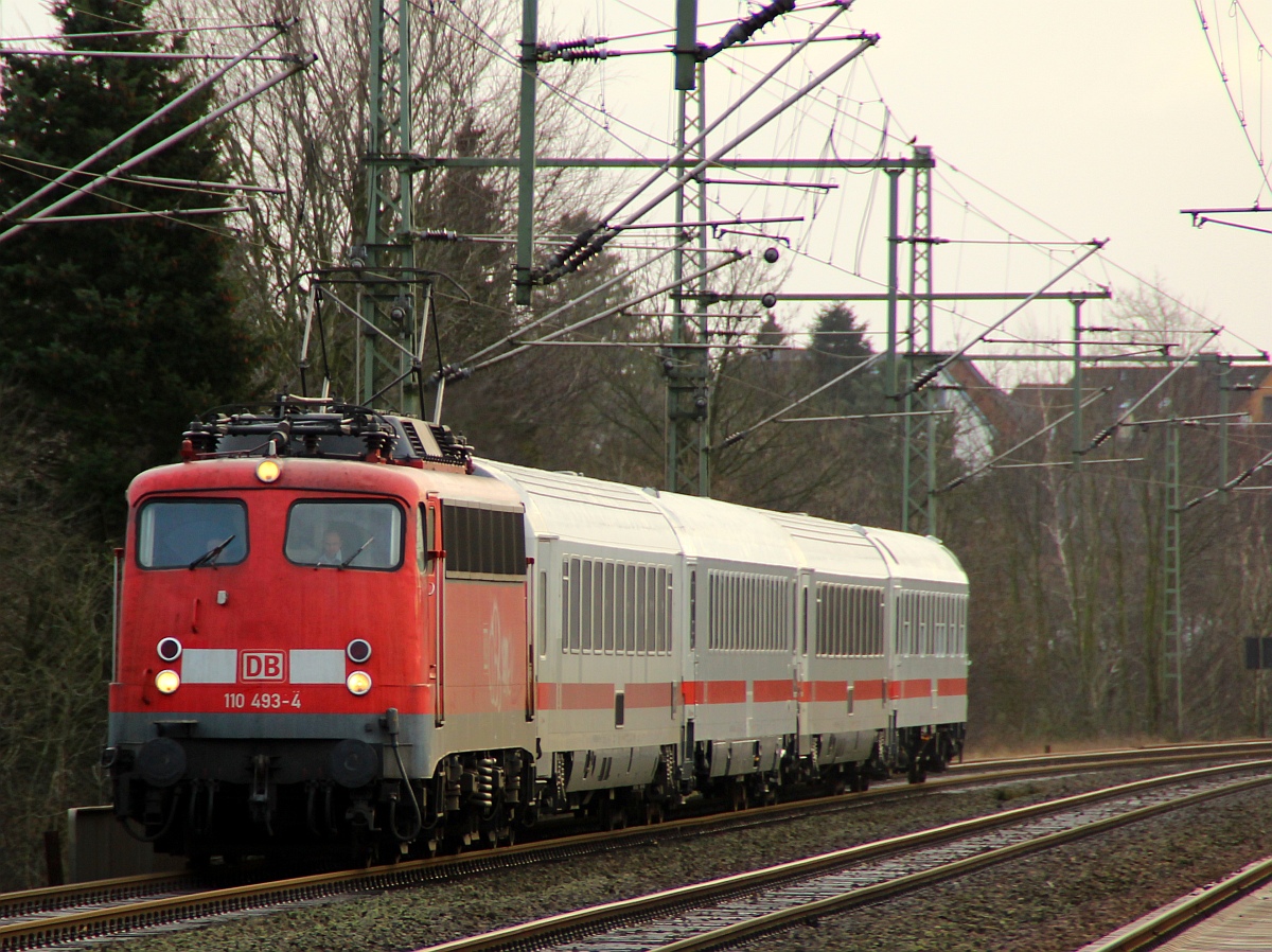 DB E10 493/ 110 493-4 mit einem Ersatz IC nach Padborg(Ausfall ICE nach Aarhus)kurz vor dem Halt in Schleswig. 08.01.2012(üaVinG)