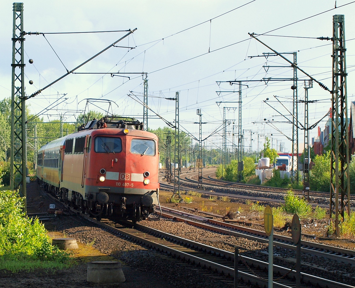 DB E10 497/ 110 497-5 fährt hier mit einem Sonderzug durch Hamburg-Harburg. 01.07.2011(üaV in neuer Größe)