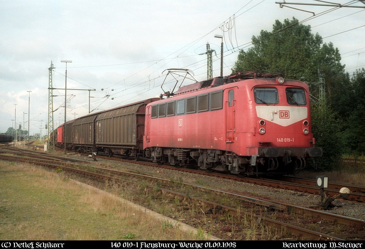 DB E40 019/140 019-1 mit Güterzug festgehalten bei der Ausfahrt des ehemaligen Gbf Flensburg-Weiche. 01.09.1998(DigiScan 002)