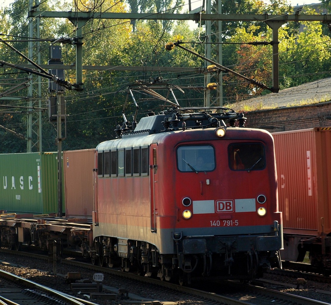 DB E40 791/140 791-5 (nach zahlreichen Abstellungen seit 09.13 wieder im Dienst)rumpelt hier durch Hamburg-Harburg. 15.10.2011