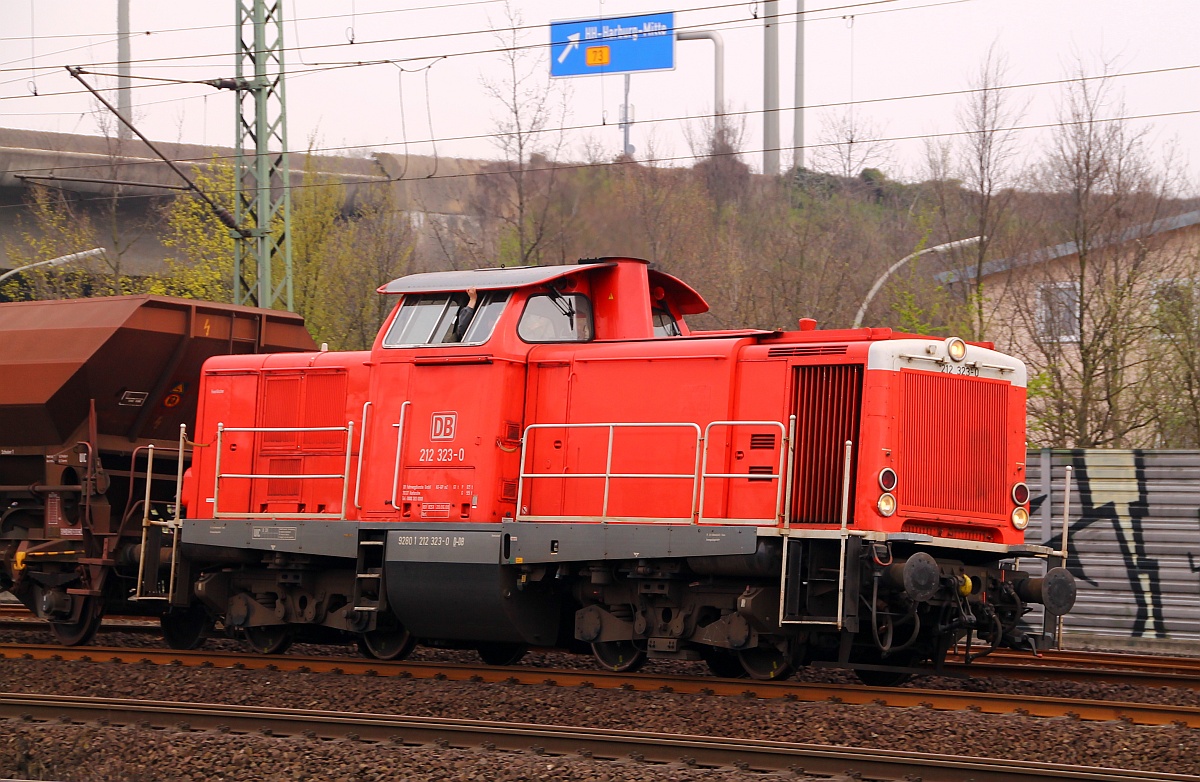 DB Fahrwegdienste Karlsruhe 212 323-0(Unt/BCSX/20.06.08)festgehalten bei der Durchfahrt in Hamburg-Harburg. 31.03.2014