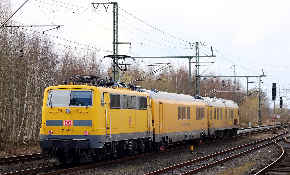 DB Fahrwegmessung mit Schublok 111 059-2 (REV/LD X/16.12.19) und 721 201/ 99 80 93-60 009-1 Dienst mzf 721.2 und 99 80 93-60 001-8 Messwagen 327.0 (ex 73 81 88-95 002-1 A-ÖBB WRmz, ex 73 80 88-95 038-6 WRmz 137) auf dem Weg nach Flensburg aufgenommen in Jübek am 30.03.2022