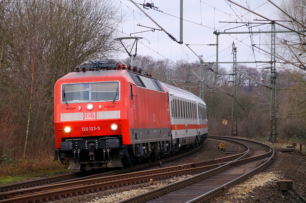 DB Fernverkehr 120 123-5 mit frischer HU(REV/MH/19.12.2013)als Zuglok des IC 2417 nach Köln hier aufgenommen bei der Einfahrt in Schleswig, Aufnahmeort am Bü Karpfenteich km 138,559. Schleswig 22.12.2013