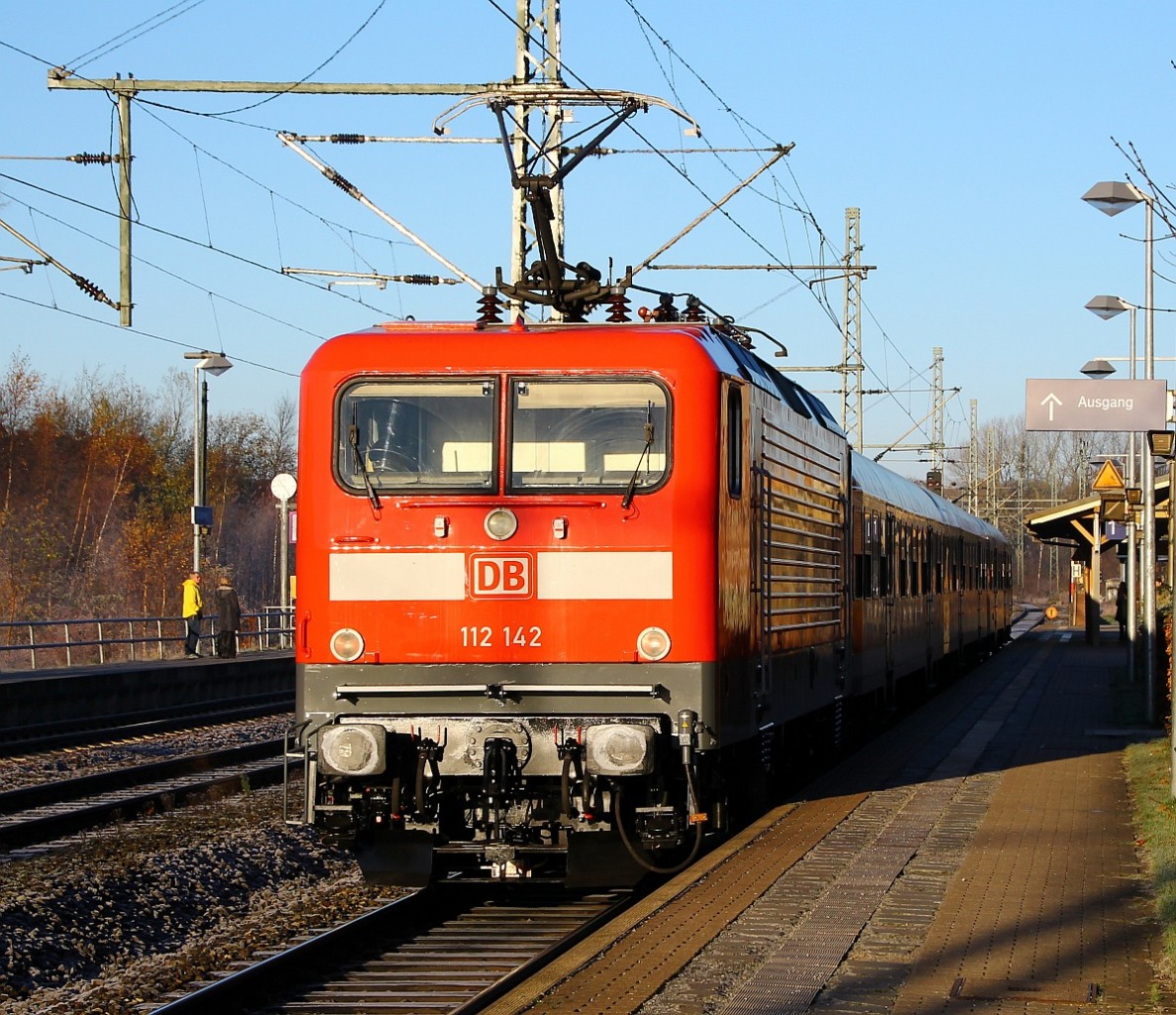 DB Frisch aus Dessau zurück ist die 112 142-5(Unt/LDX/11.11.13), hier schiebt sie eine RB Richtung Flensburg in den Bhf Schleswig. 21.11.13