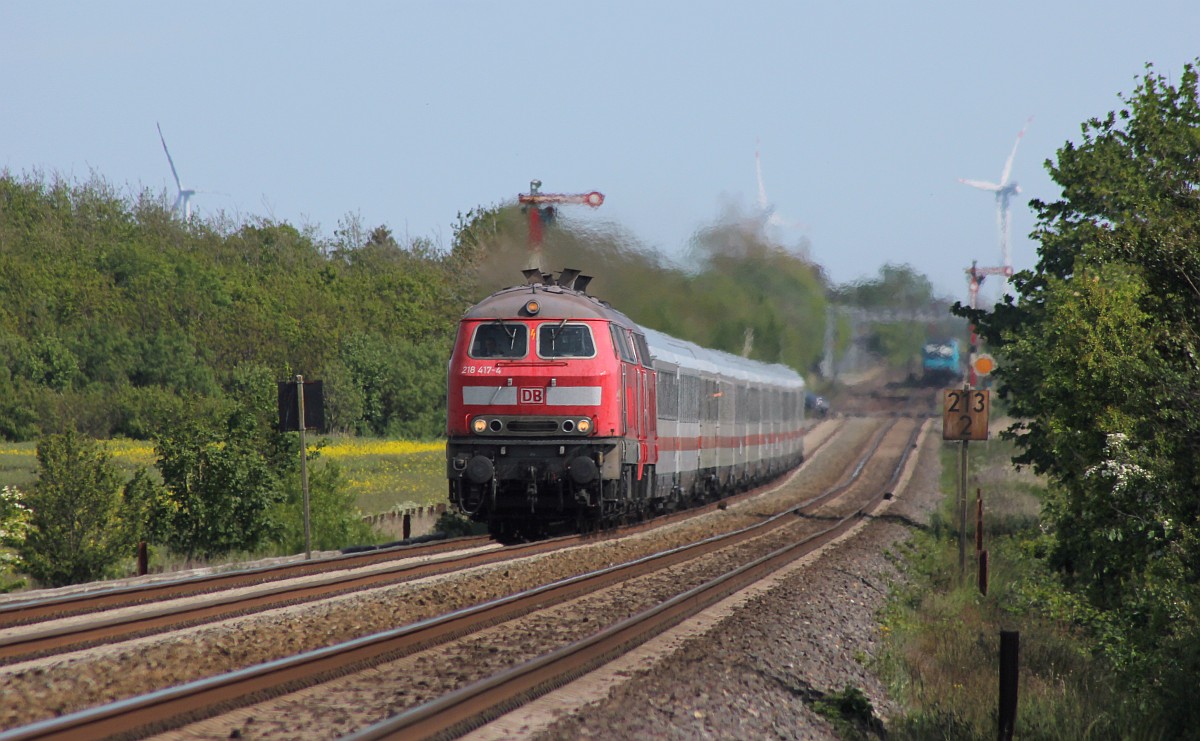 DB Gastlok 218 417 und RP 218 402 mit dem IC 2310 auf dem Weg nach Westerland. Dreieckskoog 31.05.2020