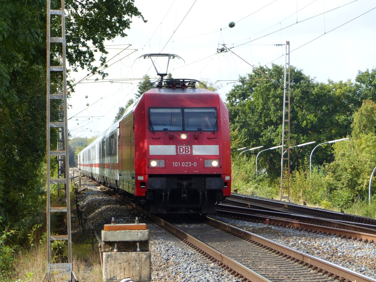 DB Lok 101 023-0 bei Bahnbergang Tecklenburger Strae, Velpe 28-09-2018.

DB loc 101 023-0 nadert de overweg Tecklenburger Strae, Velpe 28-09-2018.