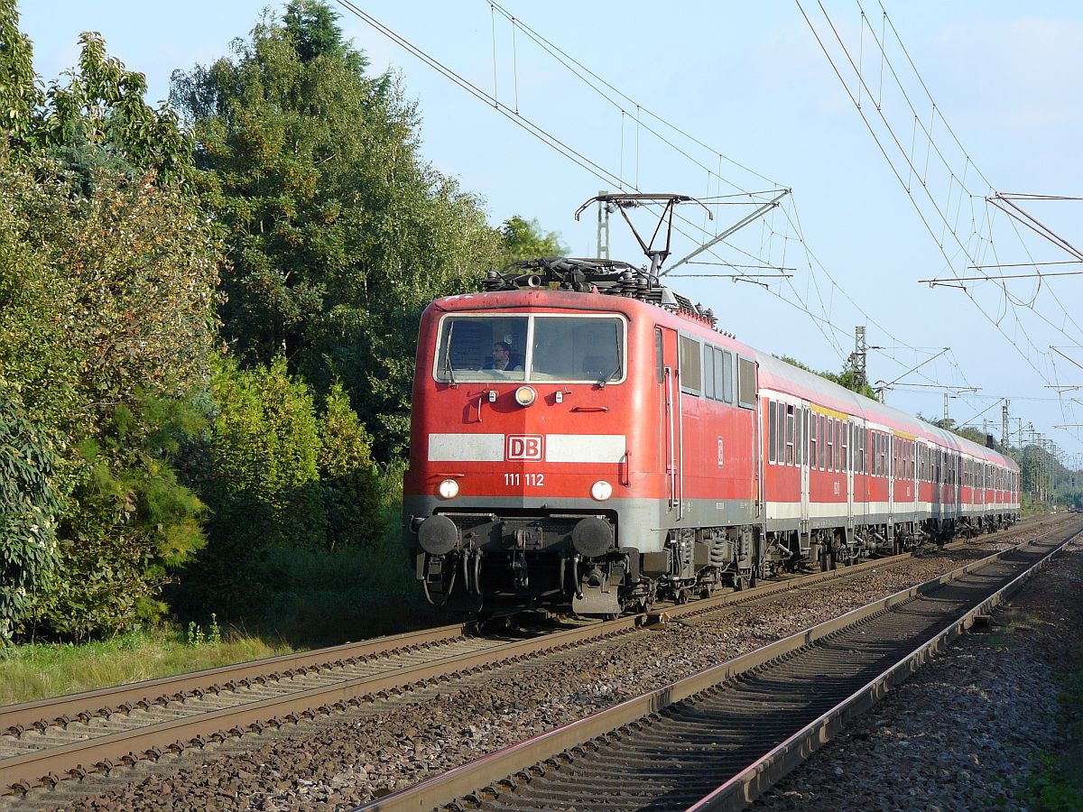 .DB Lok 111 112-9 mit  Silberlingen  Millingen(bei Rees) 12-09-2014.

.DB locomotief 111 112-9 met  Silberlingen  rijtuigen nadert station Millingen(bei Rees), Duitsland 12-09-2014.