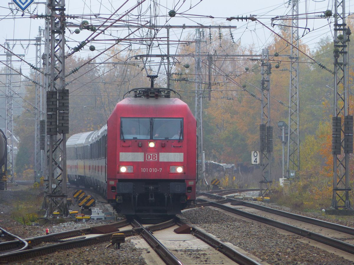DB Lokomotive 101 010-7 durchfahrt Bahnhof Salzbergen 21-11-2019.

DB locomotief 101 010-7 doorkomst station Salzbergen 21-11-2019.