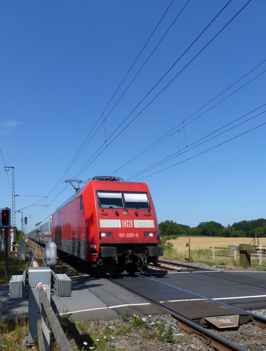DB Lokomotive 101 025-5 Bahnbergang Devesstrae, Salzbergen 23-07-2019.

DB locomotief 101 025-5 overweg Devesstrae, Salzbergen 23-07-2019.