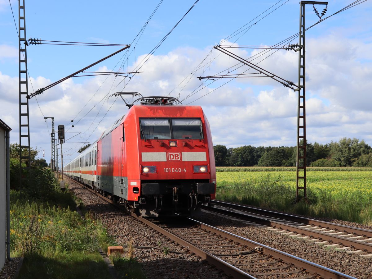 DB Lokomotive 101 040-4 bei Bahnbergang Devesstrae, Salzbergen 16-09-2021.

DB locomotief 101 040-4 bij overweg Devesstrae, Salzbergen 16-09-2021.