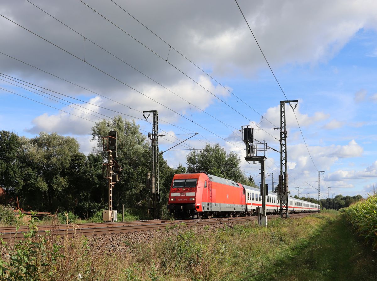 DB Lokomotive 101 044-6 Devesstraße, Salzbergen 16-09-2021.

DB locomotief 101 044-6 Devesstraße, Salzbergen 16-09-2021.