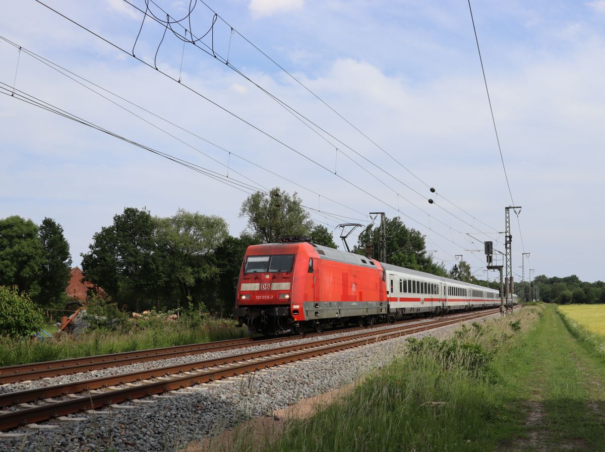 DB Lokomotive 101 055-2 mit Intercity Devesstraße, Salzbergen 03-06-2022.

DB locomotief 101 055-2 met Intercity Devesstraße, Salzbergen 03-06-2022.
