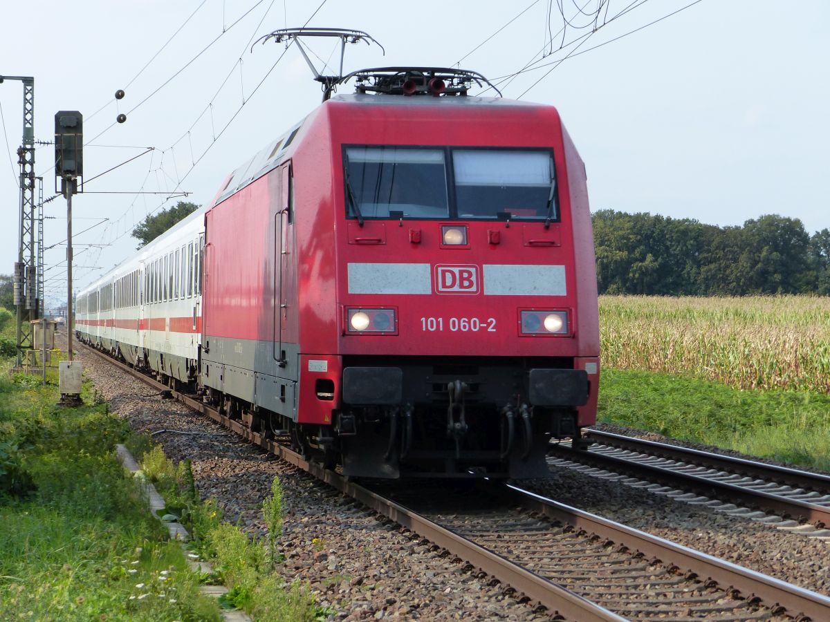 DB Lokomotive 101 060-2 Bahnbergang Devesstrae, Salzbergen 11-09-2020.

DB locomotief 101 060-2 overweg Devesstrae, Salzbergen 11-09-2020.
